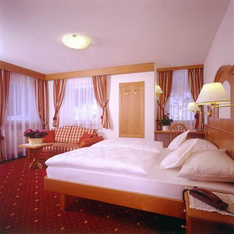 Hotel Scoiattolo เซลวาดีวัลการ์เดนา ห้อง รูปภาพ