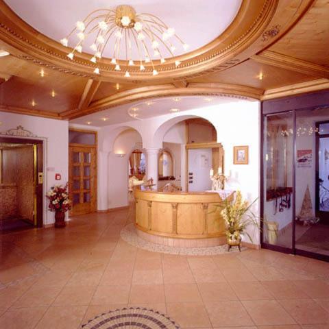 Hotel Scoiattolo เซลวาดีวัลการ์เดนา ภายนอก รูปภาพ