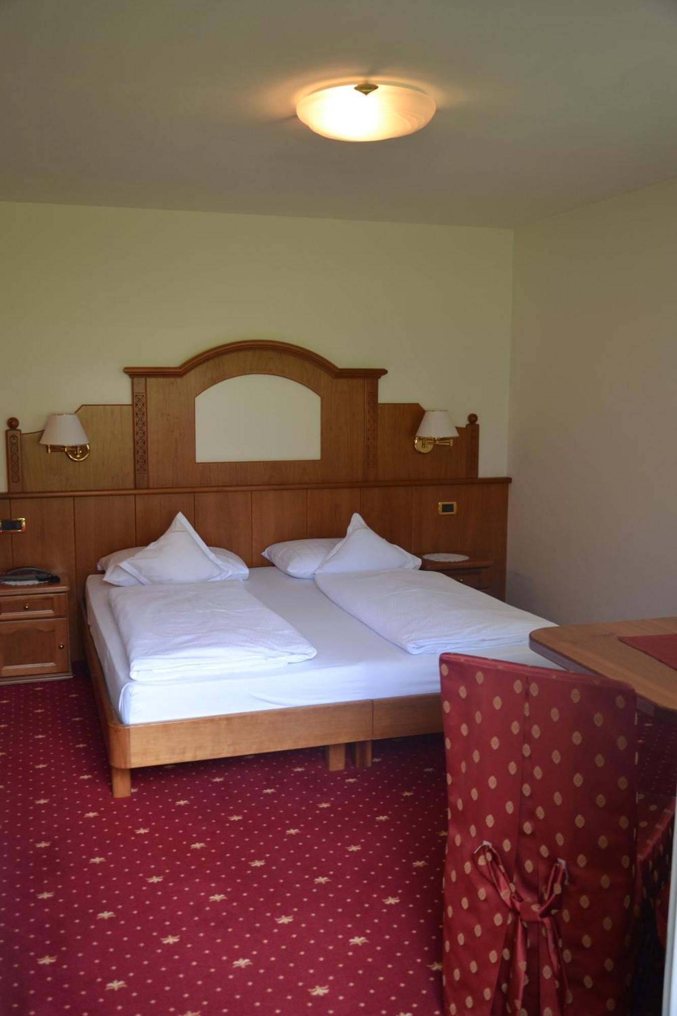 Hotel Scoiattolo เซลวาดีวัลการ์เดนา ภายนอก รูปภาพ