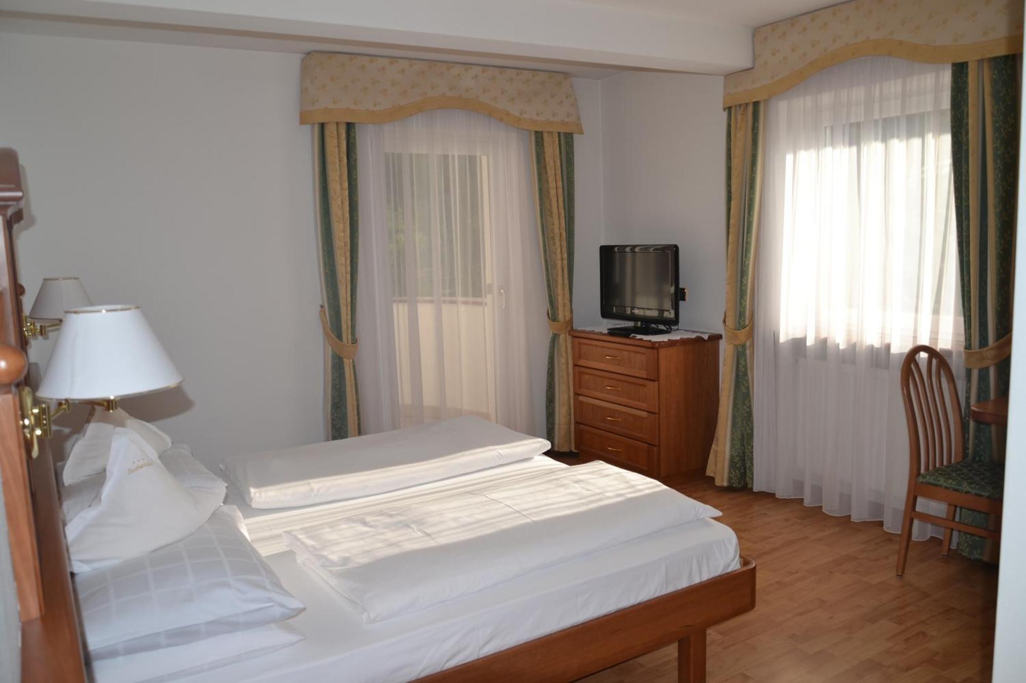 Hotel Scoiattolo เซลวาดีวัลการ์เดนา ภายนอก รูปภาพ