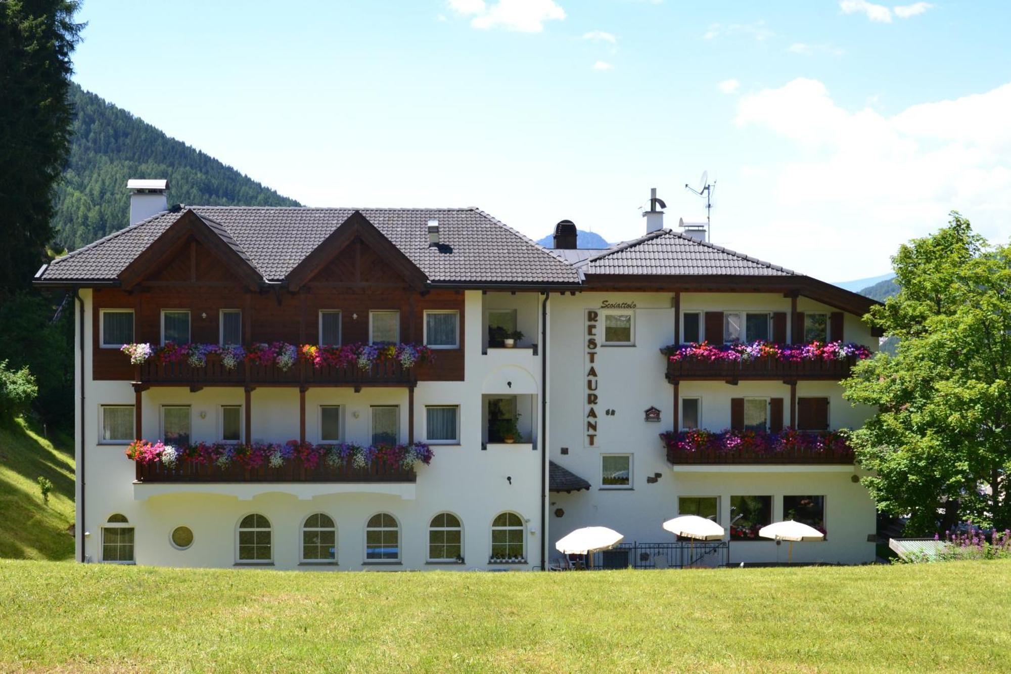 Hotel Scoiattolo เซลวาดีวัลการ์เดนา ภายนอก รูปภาพ