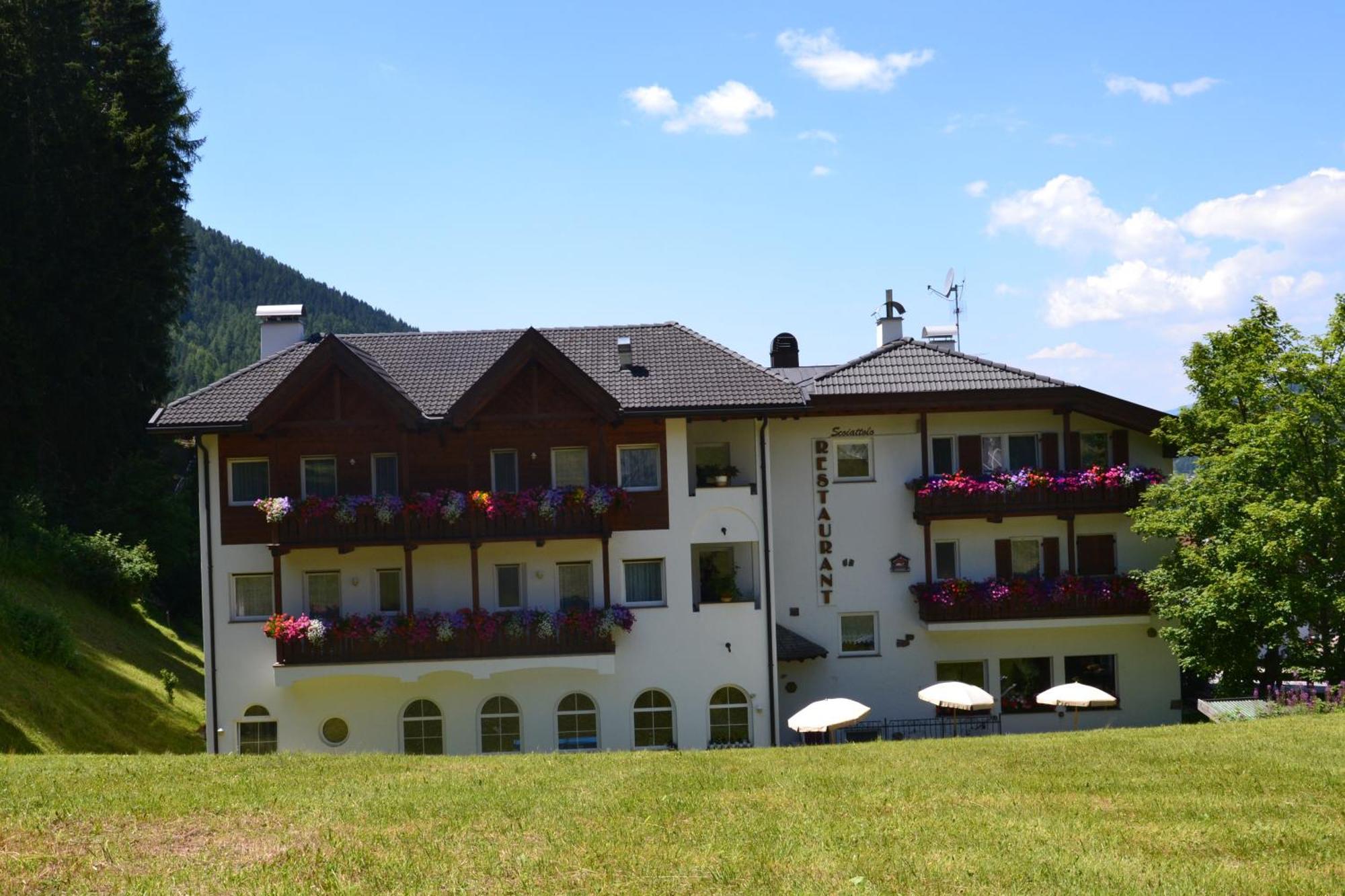 Hotel Scoiattolo เซลวาดีวัลการ์เดนา ภายนอก รูปภาพ