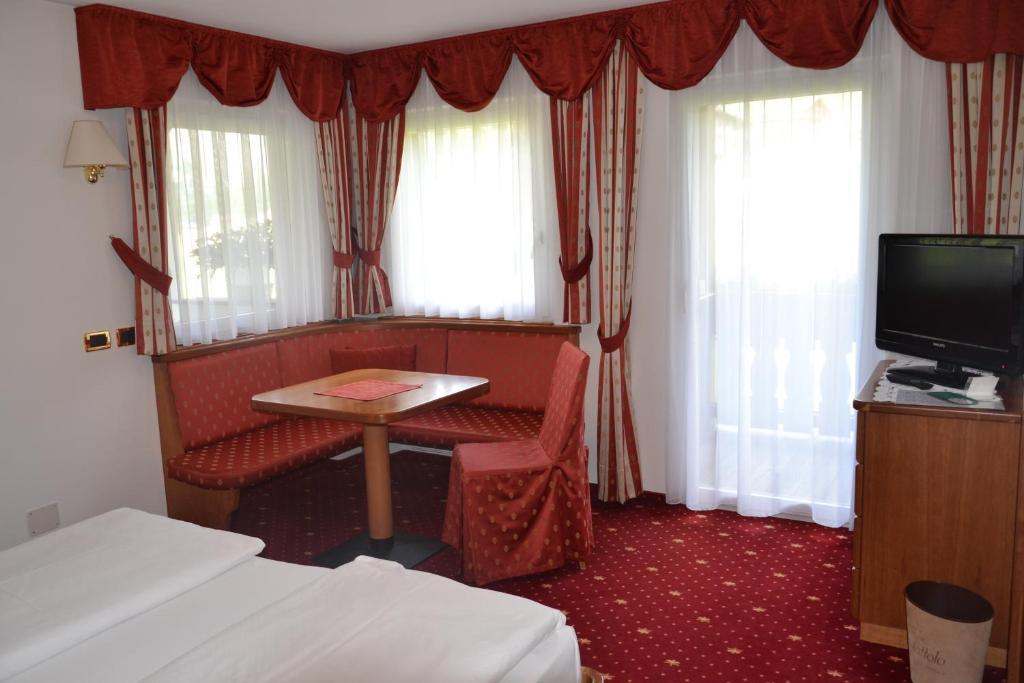 Hotel Scoiattolo เซลวาดีวัลการ์เดนา ภายนอก รูปภาพ