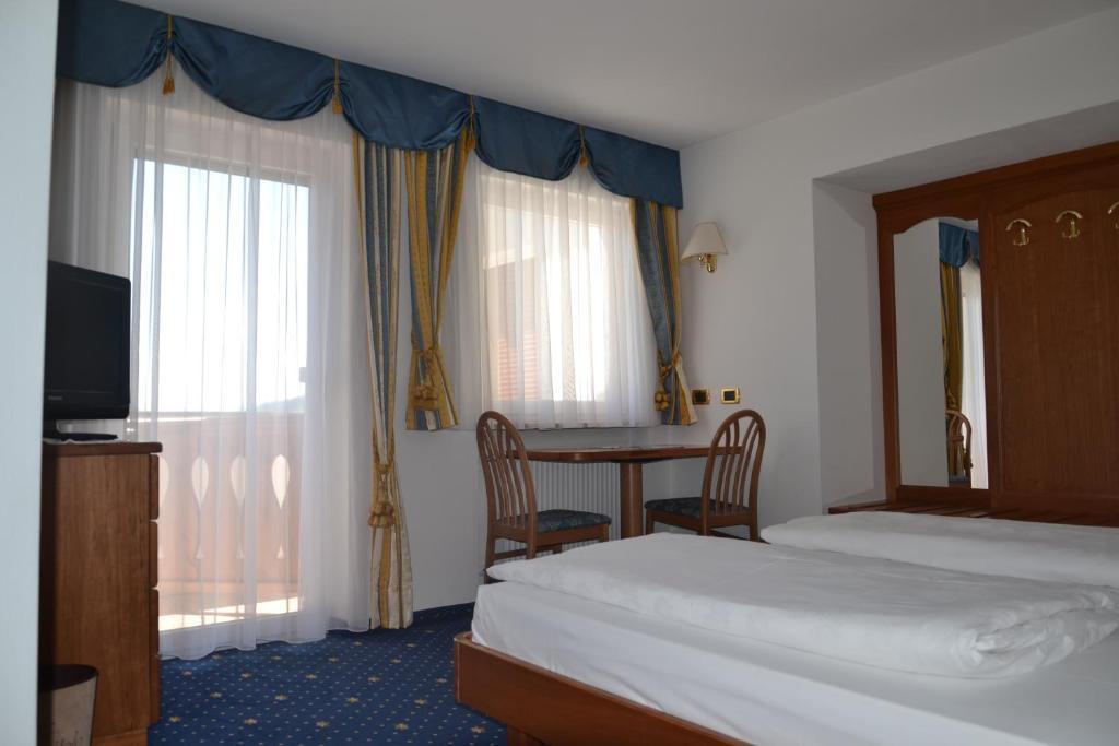 Hotel Scoiattolo เซลวาดีวัลการ์เดนา ห้อง รูปภาพ