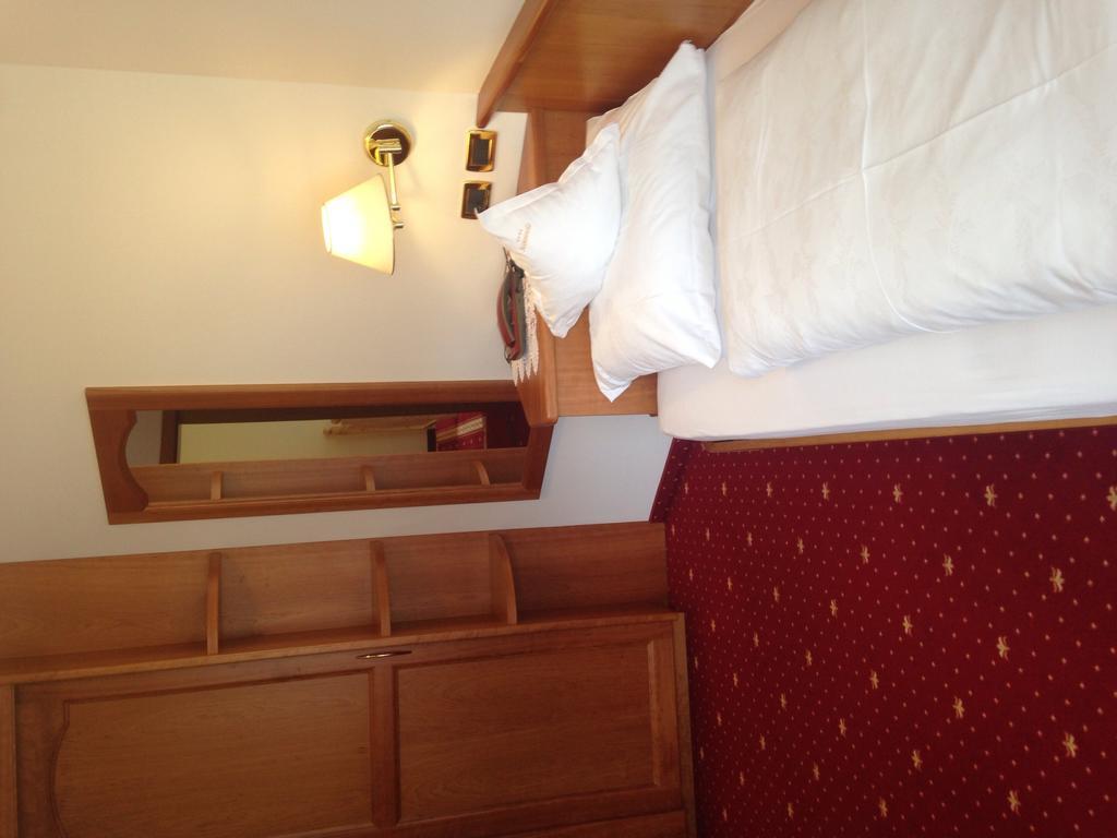 Hotel Scoiattolo เซลวาดีวัลการ์เดนา ภายนอก รูปภาพ