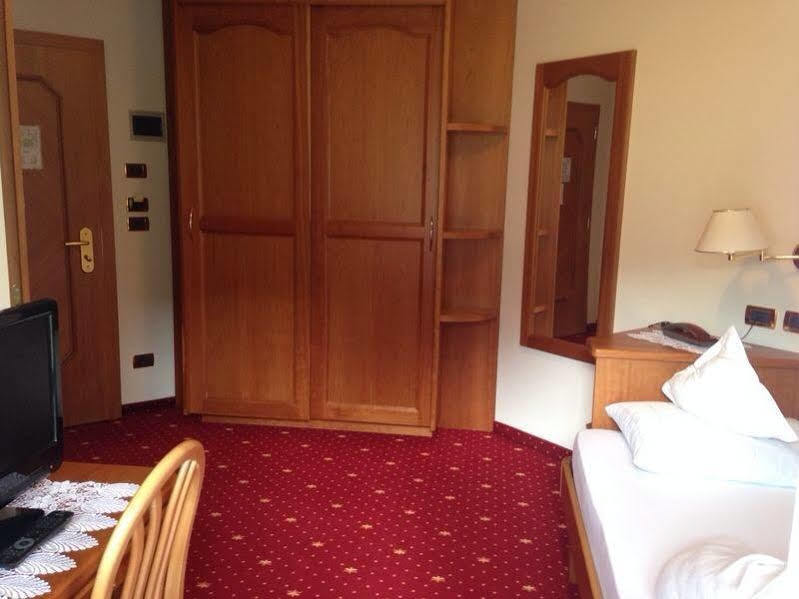 Hotel Scoiattolo เซลวาดีวัลการ์เดนา ภายนอก รูปภาพ