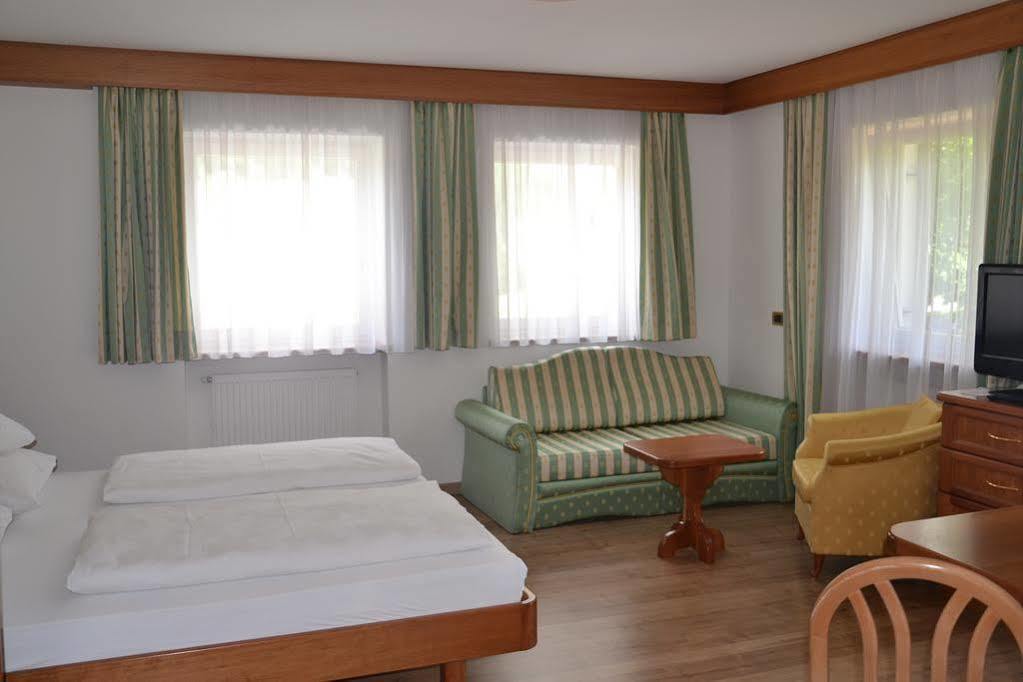 Hotel Scoiattolo เซลวาดีวัลการ์เดนา ภายนอก รูปภาพ